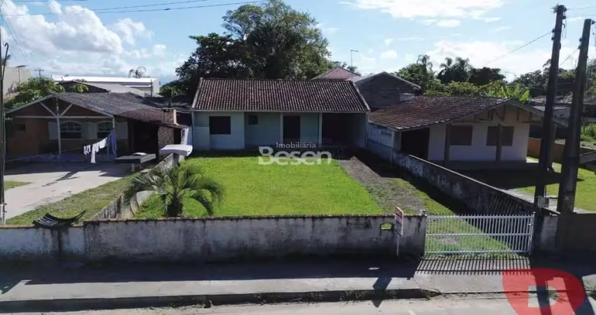Imóvel mobiliado,  medindo 116,90 m² de frente para o asfalto, lavanderia individual, no balneário saí mirim, bairro barra do saí,  itapoá/sc