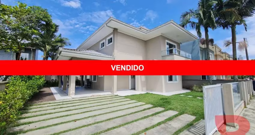 ÓTIMO SOBRADO MOBILIADO CONTENDO 03 DORMITÓRIOS (SENDO UMA SUÍTE), APENAS 300MTRS DA PRAIA