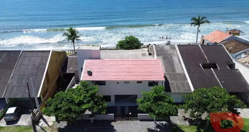 Apartamento no balneário cambijú, com 03 dormitorios (01 suíte), 200 metros da praia.