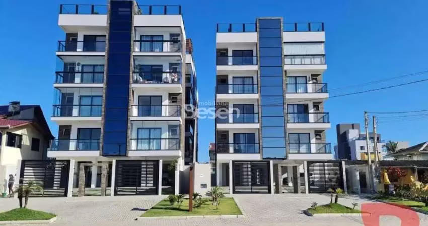 Apartamento mobiliado, na quadra do mar com 03 quartos (sendo 01 suíte) no centro de itapoá/sc.