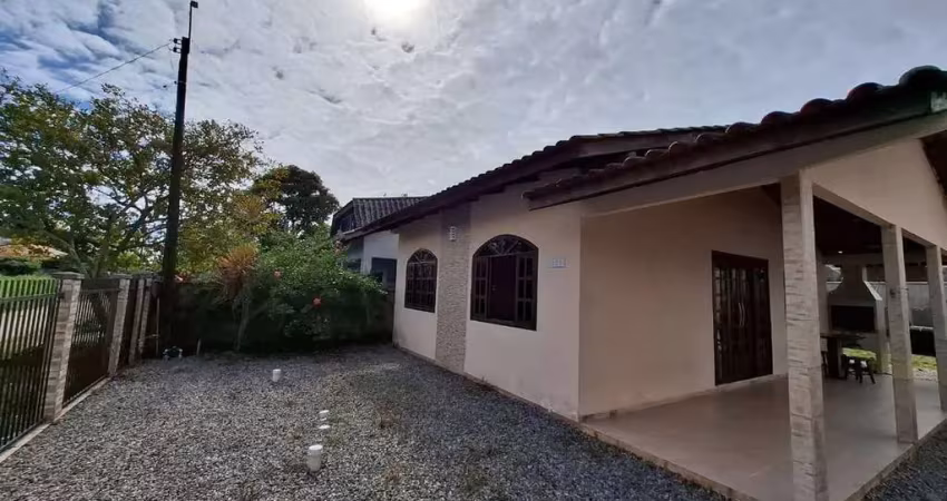 Casa de alvenaria com terreno espaçoso, bem localizada.