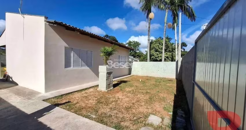 Imóvel  com aproximadamente 80 m² com espaçoso terreno medindo 400 m².