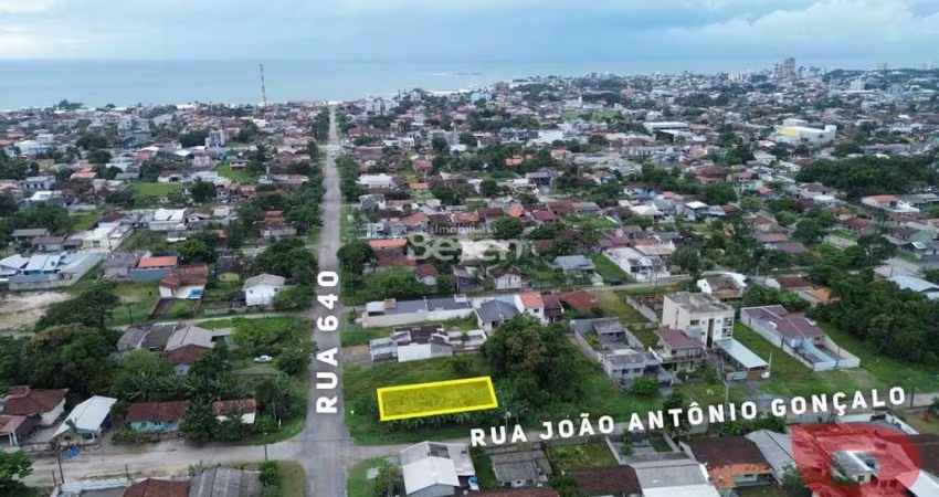 TERRENO DE ESQUINA COM 360,00 M², ITAPEMA DO NORTE, APROXIMADAMENTE 950 METROS DO MAR, PRÓXIMO A COMERCIOS E  ESCOLA.