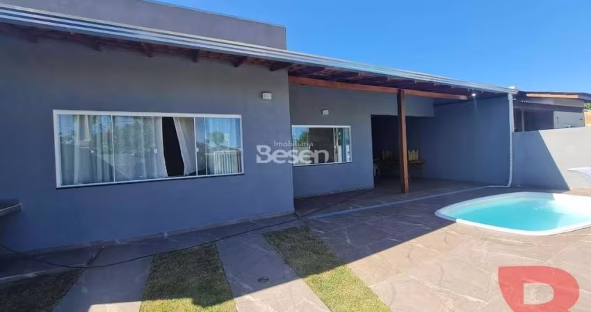 IMÓVEL NOVO COM CHURRASQUEIRA E PISCINA NA BARRA DO SAÍ - CONTENDO 03 DORMITÓRIOS - APENAS 850 METROS DO MAR