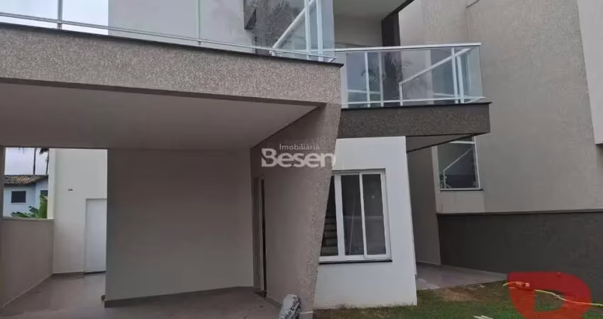 Sobrado  com 187,00m² , na rua 1750, baln. mariluz, com quarto e parte terrea, area com churrasqueira e piscina, lavanderia individual.
