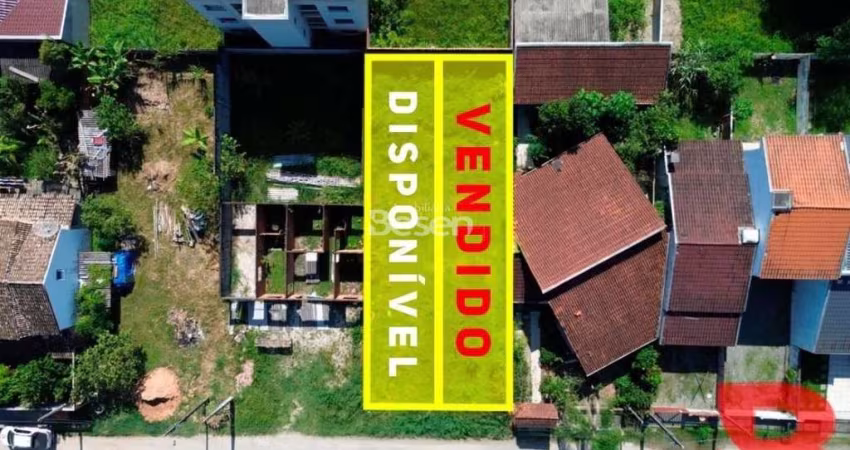 TERRENO COM 180m² (6m DE FRENTE X 30m DE FUNDOS), APENAS 900 METROS DA PRAIA, LOCALIZADOS NO BALN. BRASILIA, ITAPOÁ SC.