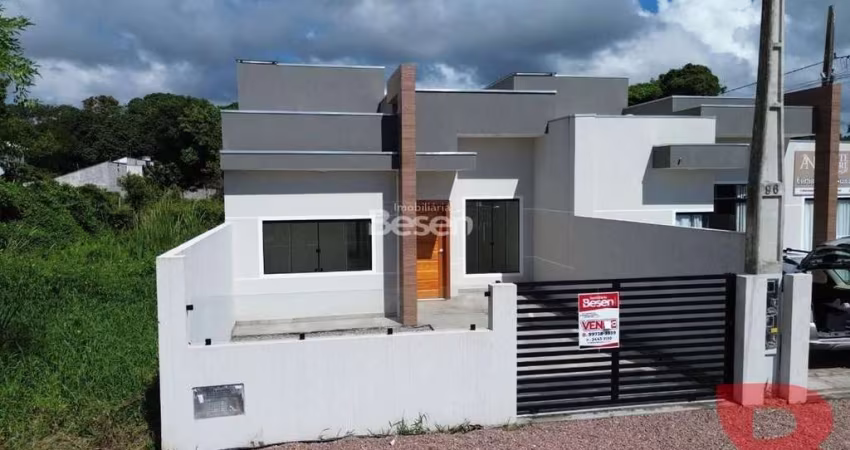 CASA COM EXCELENTE LOCALIZAÇÃO POR R$ 340.000,00 (02 DORMITORIOS, BANHEIRO SOCIAL, SALA E COZINHA, VAGA DE GARAGEM)