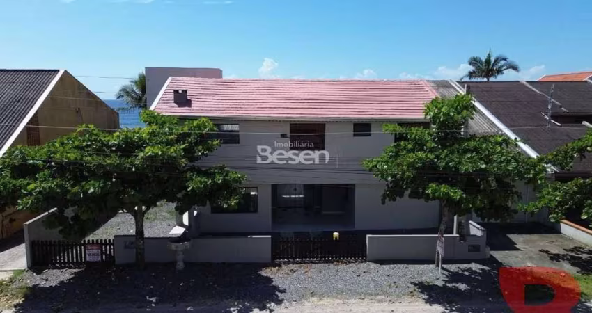 APARTAMENTO NO BALNEÁRIO CAMBIJÚ, COM 03 DORMITORIOS (01 SUÍTE), 200 METROS DA PRAIA.