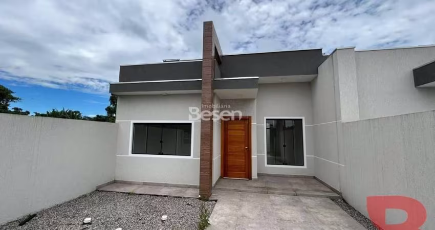 CASA COM EXCELENTE LOCALIZAÇÃO POR R$ 340.000,00 (02 DORMITORIOS, BANHEIRO SOCIAL, SALA E COZINHA, VAGA DE GARAGEM)