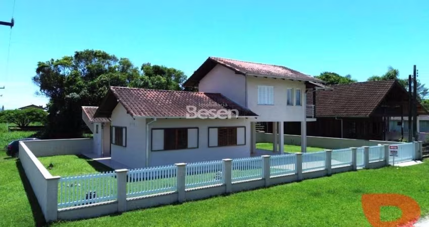 RESIDENCIA DE ESQUINA, SEMI MOBILIADA APENAS 270 METROS DO MAR, LOCALIZAÇÃO PRIVILEGIADA.