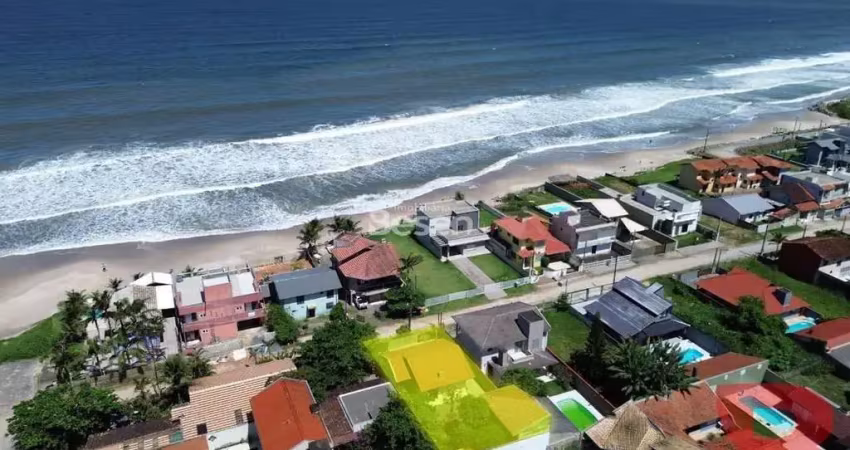 Oportunidade de casas apenas 50 metros do mar, espaçoso terreno, toda em alvenaria com laje.