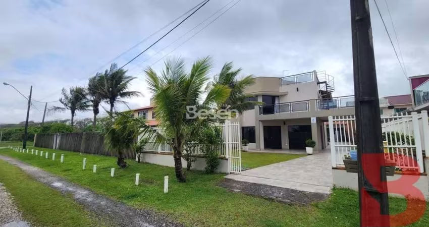 EXCELENTE SOBRADO FRENTE PARA O MAR COM PISCINA E ÓTIMA ÁREA DE LAZER NA BARRA DO SAÍ.