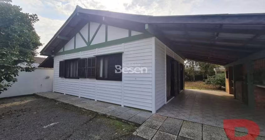 CASA COM GRANDE ESPAÇO DE TERRENO, GARAGEM COBERTA, 02 QUARTOS.