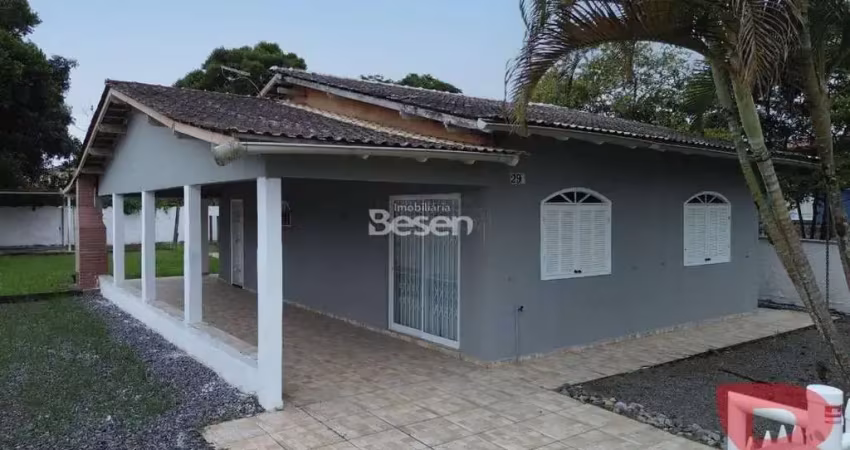 Casa a venda na região comercial de itapoá, com 144,08 m², 04 quartos (01 suíte), sala, cozinha um terreno espaçoso.