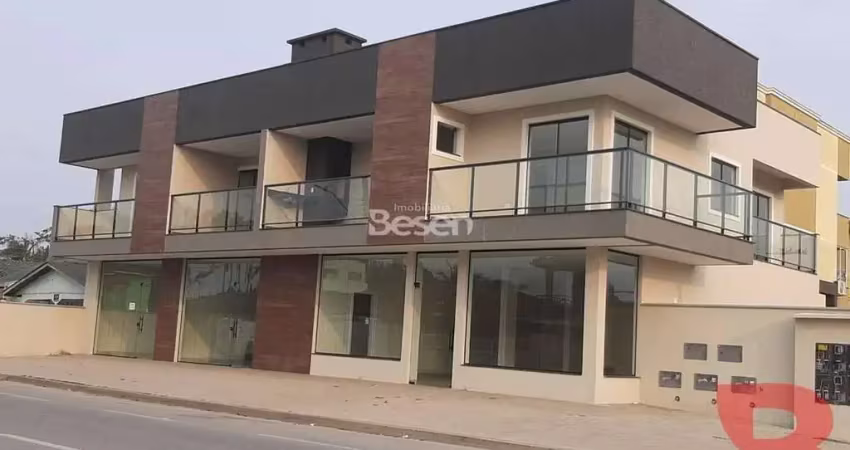 APARTAMENTO A 300 METROS DO MAR, SACADA COM CHURRASQUEIRA, 03 QUARTOS (01 SUÍTE), SALA E COZINHA INTEGRADAS, VAGA DE GARAGEM