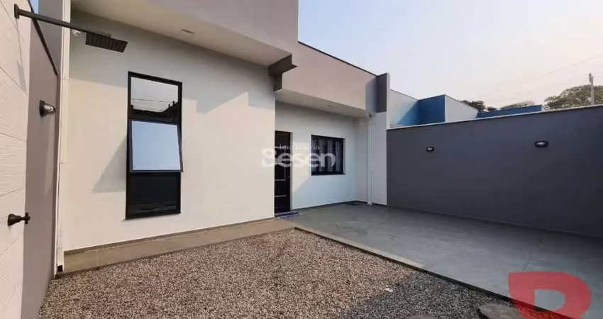 Casa nova, com 03 quartos (01 suíte), área gourmet, localizada no centro de itapoá, rua 1340
