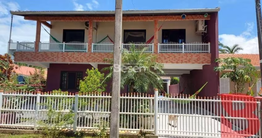Excelente sobrado  com área total 207,00 m² - Balneário Brasília- Face Leste- 04 Dormitórios (sendo 01 suíte)