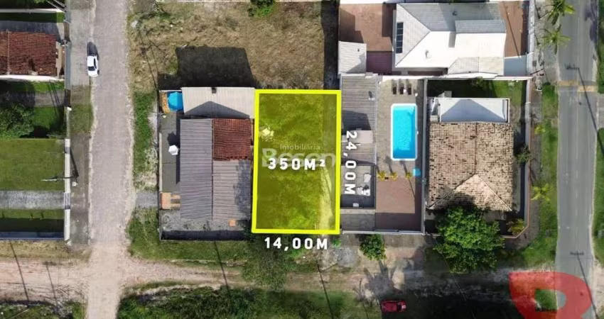 ÓTIMO TERRENO NO BALNEÁRIO RAINHA MEDINDO 350,00M² A 300 METROS DO MAR, ESTÁ PRÓXIMO AO CALÇADÃO COM ESPAÇO PARA LAZER.