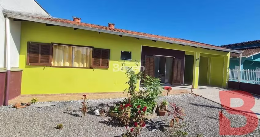 ÓTIMA CASA COM 03 DORMITÓRIOS NA BARRA DO SAÍ - APENAS 350 METROS DO MAR.