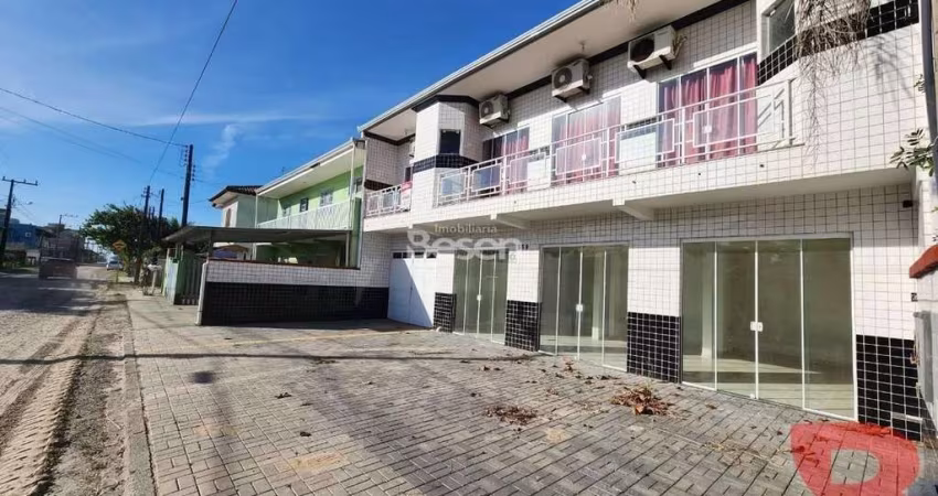 SALA COMERCIAL E 03 APARTAMENTOS A APENAS 100,00m DO MAR e 2km do centro comercial em Itapema do Norte