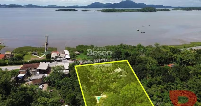 LINDA CHÁCARA COM PISCINA LOCALIZADA NA VILA DA GLORIA/SC
