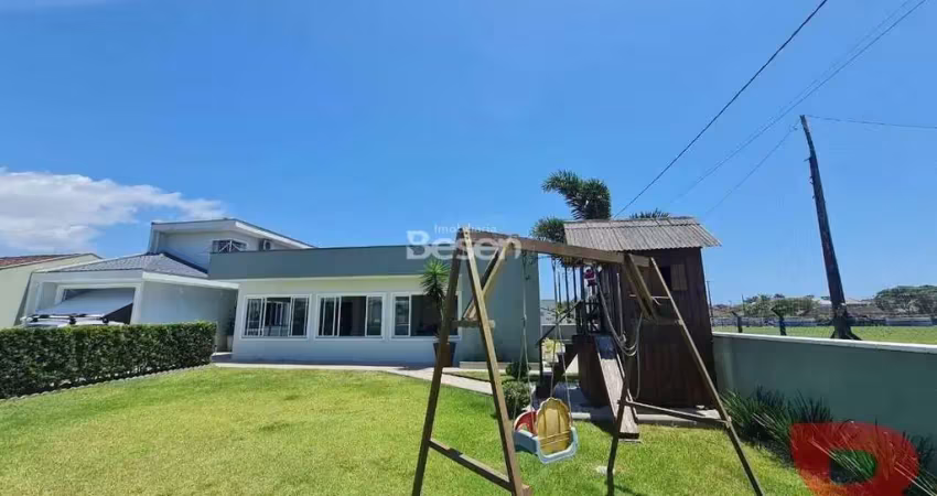 Imóvel semi-mobiliado 04 quartos, com amplo espaço de  terreno na praia de itapoá 600 metros do mar