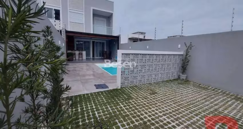 Sobrado amplo, semi mobiliado com  03 quartos sendo 01 suíte e piscina - excelente padrão de acabamento, localizado no baln. cambiju á 100m  da praia.