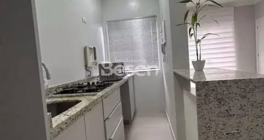 Apartamento 02 quartos(01 suíte), semi mobiliado, bem localizado, proximo ao mar.