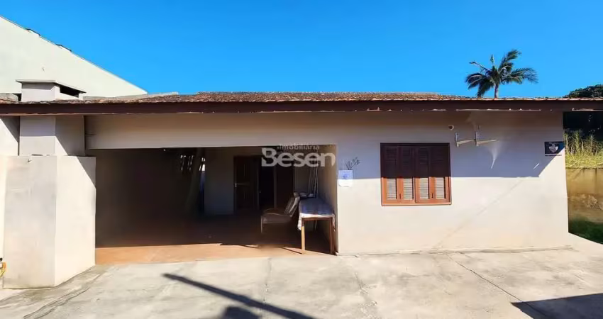 Casa 03 dormitórios (01 suíte), próximo da praia e com excelente localização