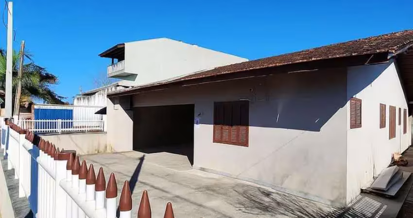 Casa 03 dormitórios (01 suíte), próximo da praia e com excelente localização