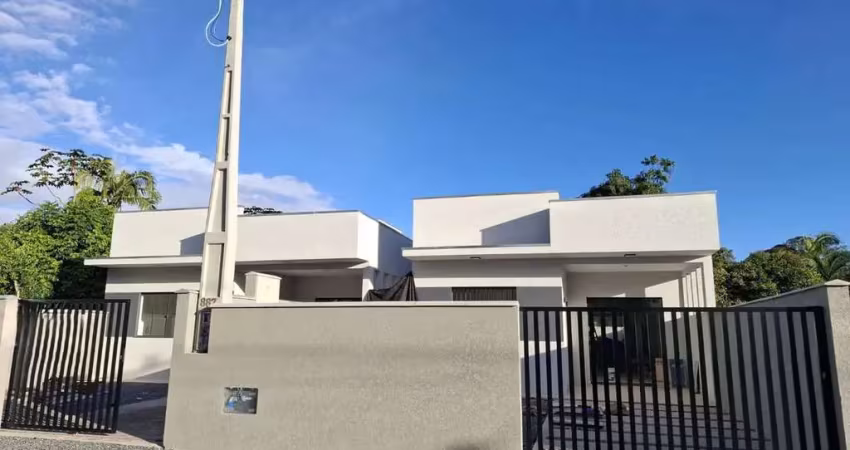 Excelente imóvel com 03 quartos e espaço de terreno para instalação de piscina.