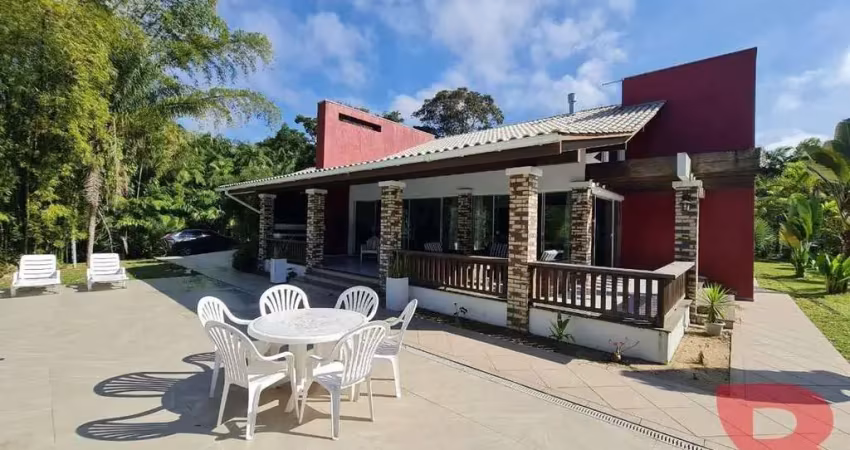 Linda chácara localizada na vila da glória, com 03 suítes (sendo 01 suíte com closet e hidromassagem)