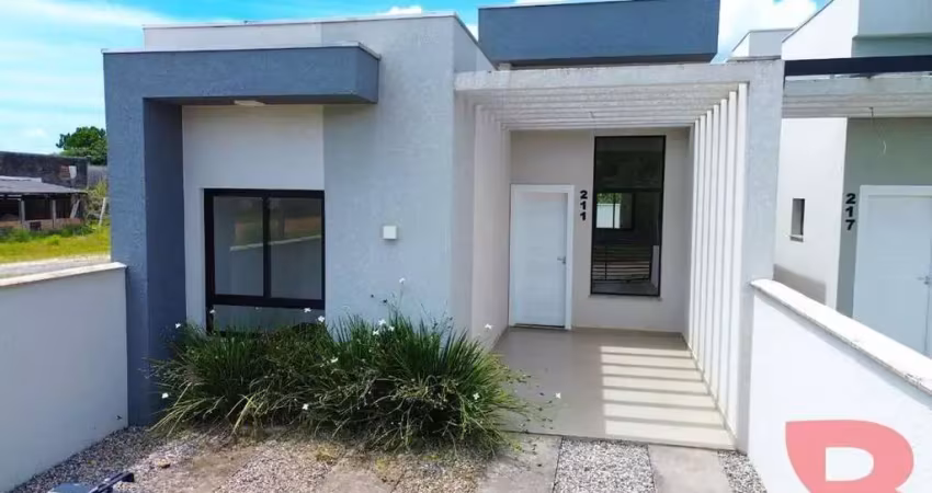 Casa nova com 03 quartos, 01 suíte, com excelente padrão de acabamento, apenas 200 metros do mar.