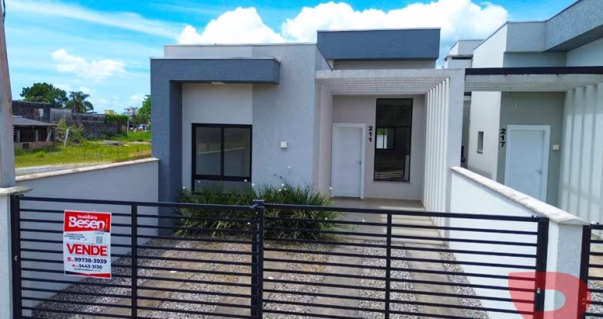 CASA NOVA COM 03 QUARTOS, 01 SUÍTE, COM EXCELENTE PADRÃO DE ACABAMENTO, APENAS 200 METROS DO MAR.