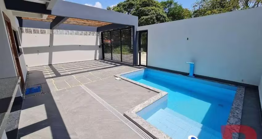 Sobrado novo 03 suítes e piscina - excelente padrão de acabamento, localizado no baln. rainha do mar