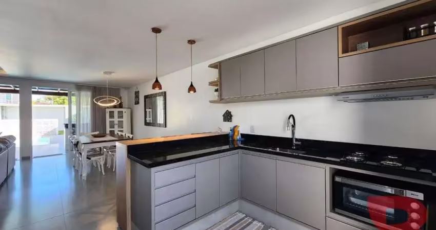 Sobrado amplo, mobiliado com  03 quartos sendo 01 suíte e piscina - excelente padrão de acabamento, localizado no baln. cambiju á 100m  da praia.