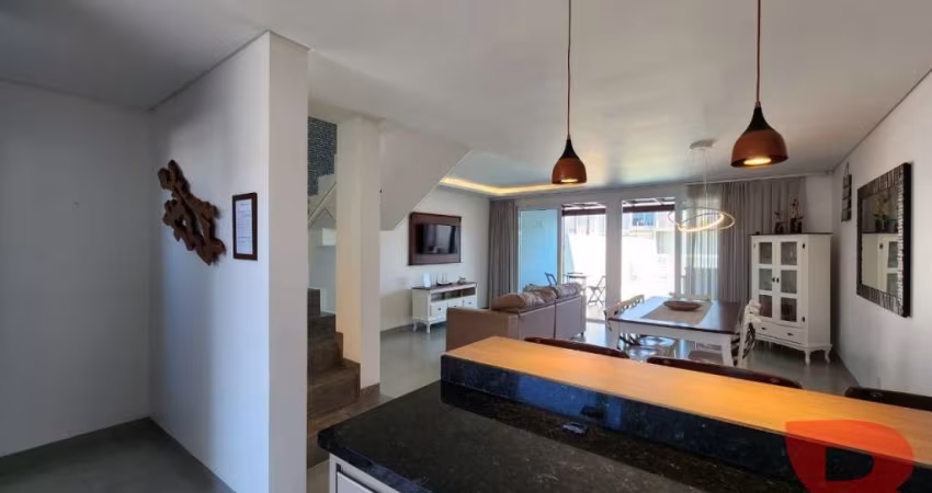 SOBRADO AMPLO, MOBILIADO COM  03 QUARTOS SENDO 01 SUÍTE E PISCINA - EXCELENTE PADRÃO DE ACABAMENTO, LOCALIZADO NO BALN. CAMBIJU Á 100M  DA PRAIA.