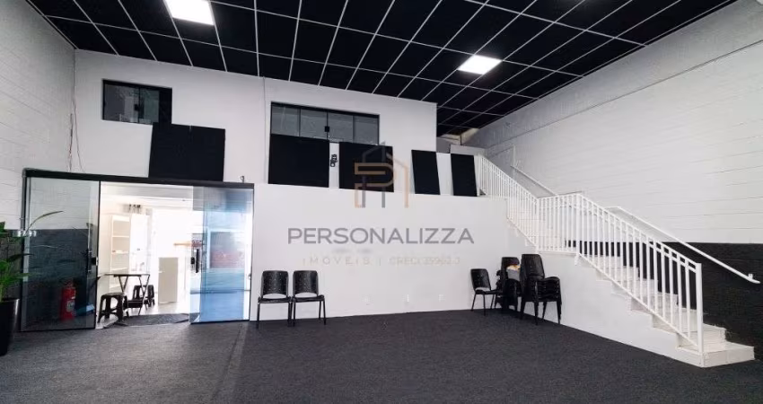 Galpão para locação em Vila Santa Terezinha, perto do centro de Várzea Paulista com 3 vagas de garagem frente pé direito alto