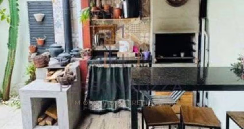 Casa no condomínio Bosque da Vila à venda no Jardim Petrópolis, em Cotia - SP com área de lazer completo, quintal com churrasqueira e fogão a lenha