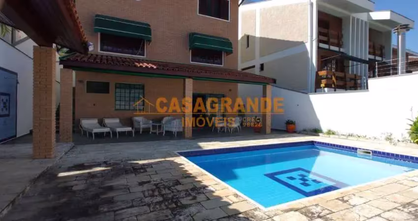 CASA COM 4 QUARTOS NO JD ESPLANADA II