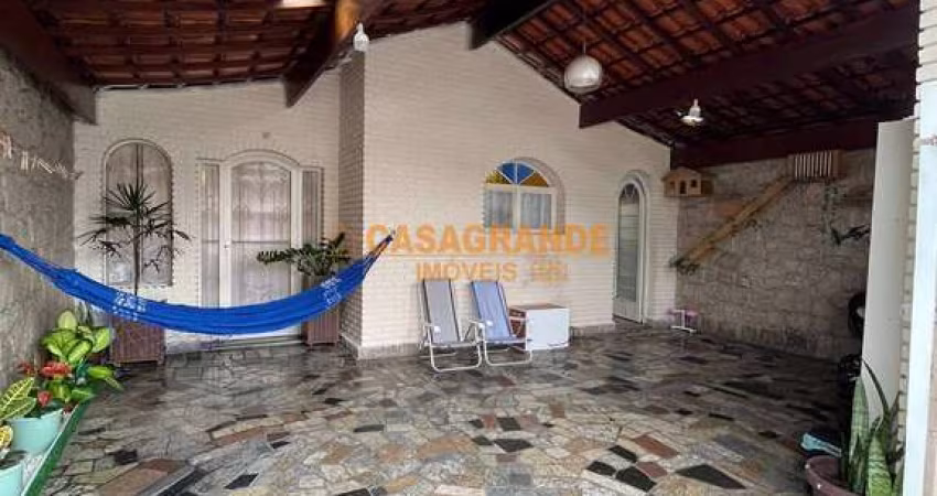 Casa com Edícula 03 quartos no Conjunto Residencial Trinta e Um de Março