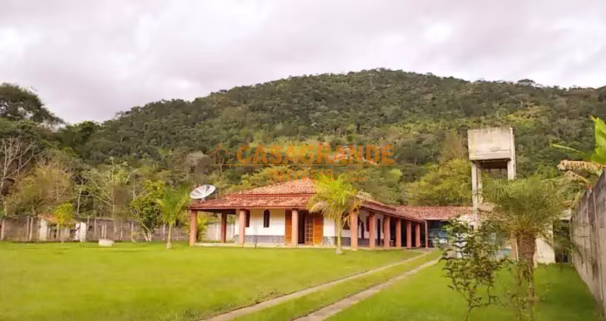 Chácara a venda com uma Área de 2.818,00 M² e Área construída 600 m2