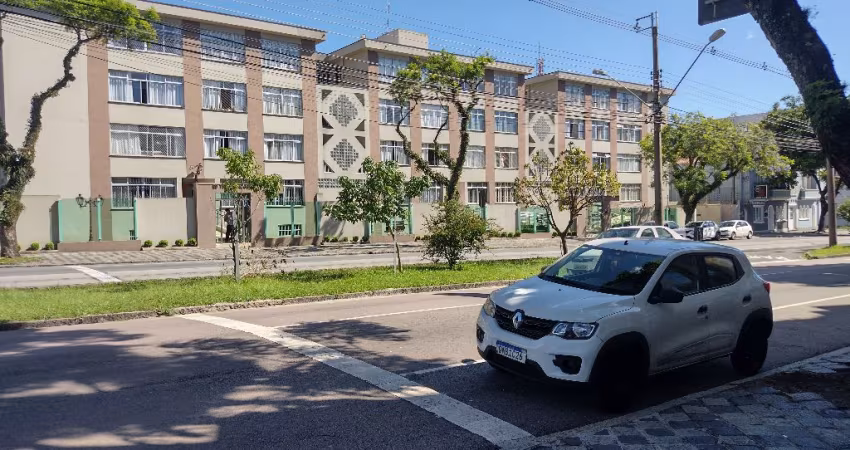 LINDO APARTAMENTO NA AV IGUAÇU COM 24 DE MAIO