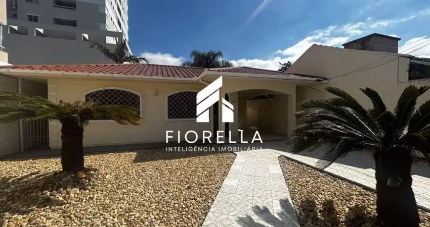 Casa à venda de 02 dormitórios, incluindo edicula com suíte, localizada no Centro de Palhoça /SC