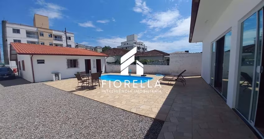 Casa à venda com 03 dormitórios em amplo terreno no bairro Aririú, em Palhoça/SC.