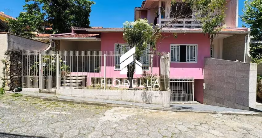 Casa à venda com 260m² de área privativa, 04 dormitórios, sendo 01 suíte, em coqueiros/florianópolis-sc.