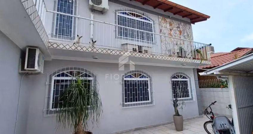 Casa com 03 dormitórios sendo 01 suíte, no bairro sertão do imaruim, palhoça/sc.
