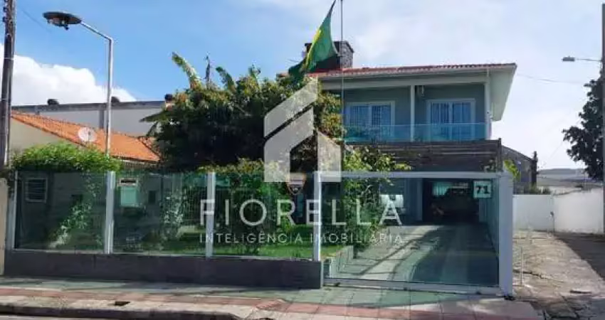 Linda casa com 05 dormitórios, 02 suítes, no bairro barreiros, em são josé.