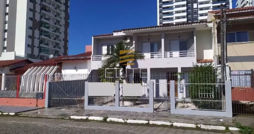 Casa de 02 pavimentos com 04 dormitórios, sendo 01 suíte no bairro kobrasol - são josé/sc