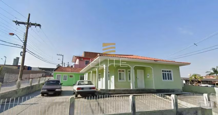 Casa aconchegante de 02 dormitórios com vagas cobertas no bairro campinas - são josé/sc